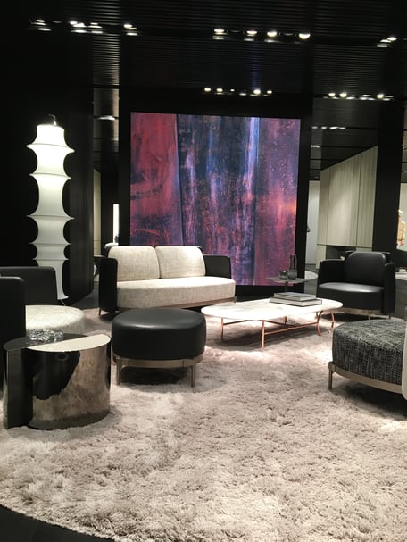 dieartigeBLOG - IMM 2019 - Sitzen auf Schwarz-Weiß, 80er 'Hallo?!'