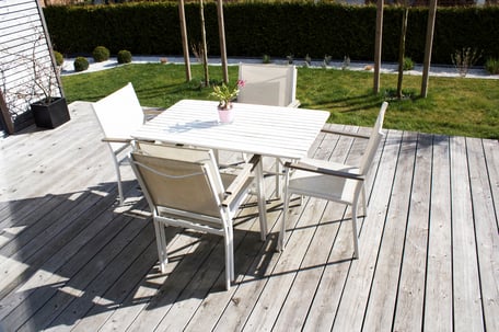 dieartigeBLOG - Terrassendiele Sibirische Lärche, weiße Gartenmöbel, Edelsplitt weiß