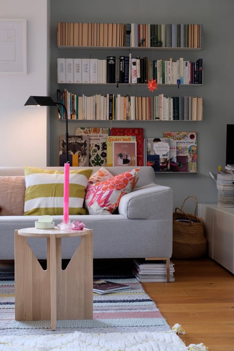 dieartigeBLOG // Wohnzimmer, Sofaecke in Neon & Bunt - Sofa Freistil, Beistelltisch Kristina Dam Studio, Bücherregal Teebooks