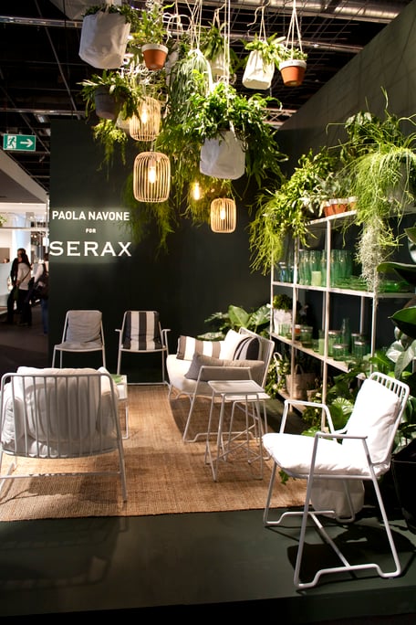 dieartigeBLOG - IMM Cologne 2017 | Serax | Hängegarten + Hängepflanzen mit weißen Sitzmöbeln