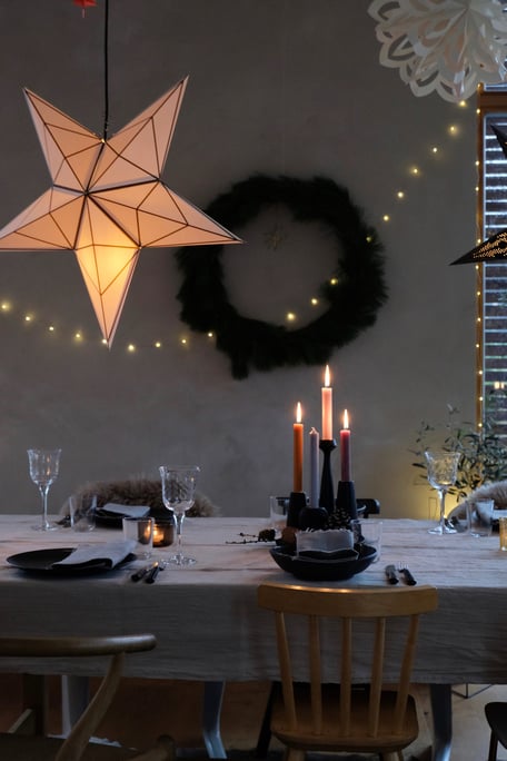 dieartigeBLOG // Wohnzimmer im Dezember, Weihnachtsessen auf Probe, Weihnachtsdeko, Esstisch, Sterne, gedeckter Tisch