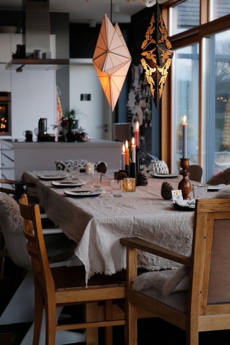 dieartigeBLOG // Esszimmer und Küche im Dezember, gedeckter Tisch, Leinentischdecke, Kaffeetafel, Kerzen, Sterne, Küchenblock