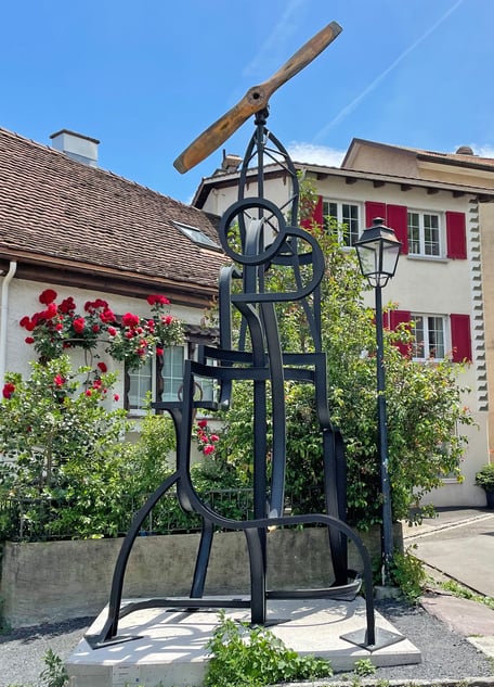 Interaktive Eisenplastik «Frischer Wind» (H 453, B 280, T 280).