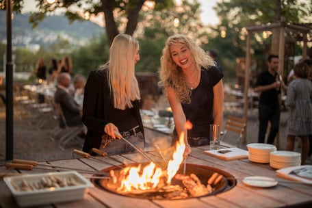 Jasmin Zünd (links) und Tatjana Tschanz beim Grillplausch.