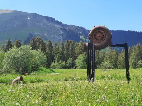 Skulptur «work in progress» auf dem Col des Mosses.