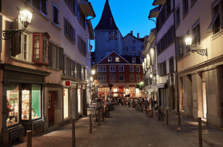 Beleuchtete Altstadthäuser Zürichs bei Nacht 
