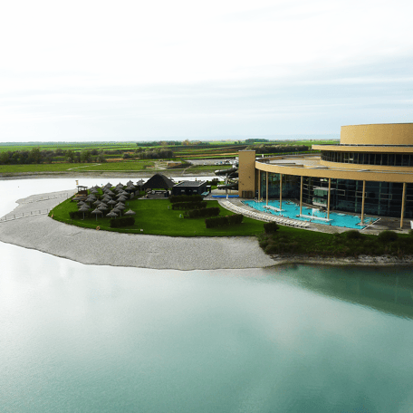 Bauprojekt St. Martins Therme Frauenkirchen Erdarbeiten Wegebau Unterbau Baumaschinen Gräder Radlader 