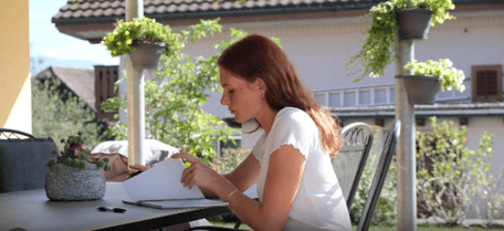 Dokumentarfilm „In die Einsamkeit gezwungen – Elektrosmog“ von Maturandin Xenia über Elektrosensibilität. 36 Minuten, aufklärend und bewegend.