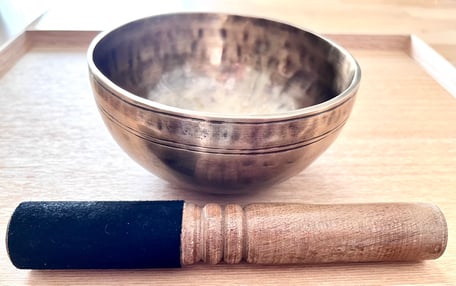 マインドフルネス研修で使用するシンギングボウル