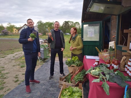 Eine Kundin kauft Salat - und bringt in per Fahrrad heim :-)