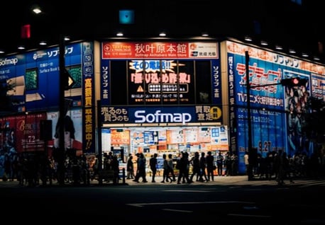 Vue extérieure d'un magasin au Japon, de nuit, avec ses enseignes lumineuses