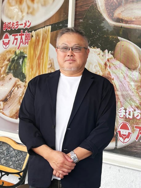 妻有ショッピングセンター会長　板場克也（手打ちラーメン万太郎）