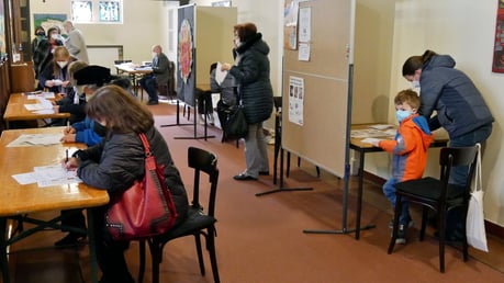 Man konnte an drei Tagen wählen, Mittwoch Abend, Samstag Abend und Sonntag nach der Messe. Foto vom Wahlsonntag 20.März 2022 nach der Messe.