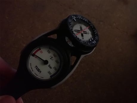 ナイトダイビング、ゲージ類は非常に見えにくい