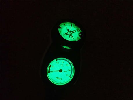 ライトを当てることにより光ります