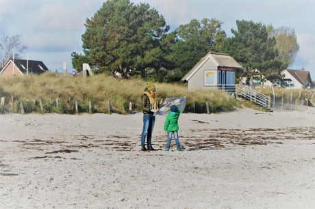 Imke mit ihrem Sohn am Strand beim Drachensteigen