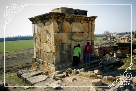 Mehr als 1200 Gräber liegen vor dem Nordtor von Hierapolis. Sie gehören zu der größten antiken Totenstadt in Kleinasien.