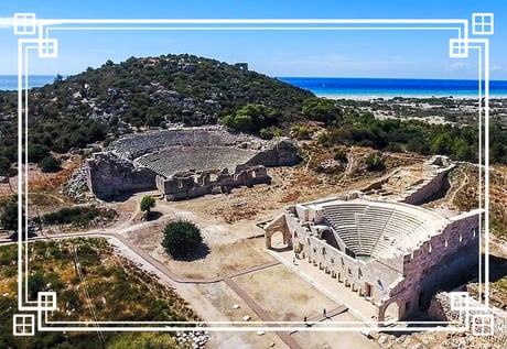 Patara liegt nahe der Mündung des antiken Flusses Xanthos, an der Mittelmeerküste Lykiens in der heutigen Türkei. 
