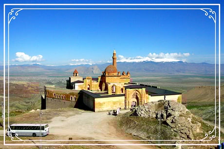 Ishak-Pascha-Palast, türkisch İshak Paşa Sarayı wurde 1685-1784[1] erbauter burgähnlicher Palast des osmanischen Emirs von Doğubeyazıt Çolak Abdi Paşa u. seines Sohnes İshak Paşa II. 