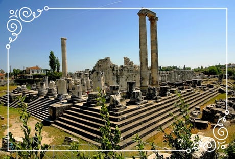 Didyma (heute Didim in der Türkei) war ein antikes Heiligtum im Westen Kleinasiens mit einer bedeutenden Orakelstätte des Gottes Apollon. 