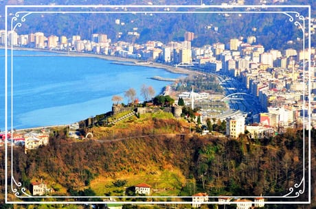 Rize:  Rhizous (griechisch Ῥιζοῦς, lateinisch Rhizus, deutsch Rhizäum) genannte Stadt gehörte zur antiken Landschaft Kolchis.