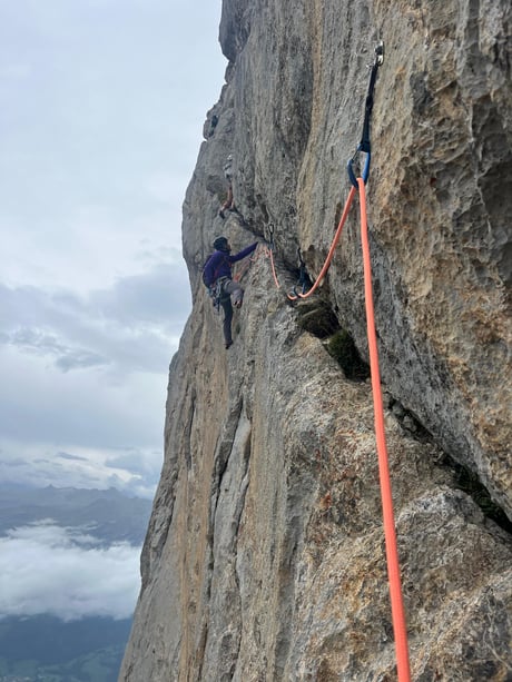 Bild aus der vertikalen Felswand mit Sicht auf Kletterpartner