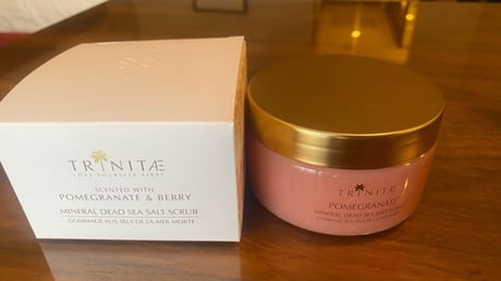 死海の塩・ザクロ＆ベリーのボディスクラブ。良い香りに加え、肌がつるつるに。