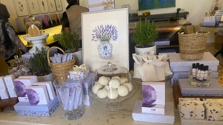 ラベンターとオリーブオイルの石鹸とハンドクリーム。地元のハイソな方に人気。