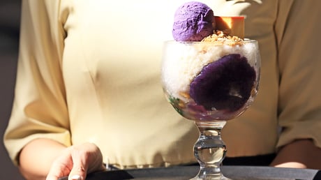 フィリピンの伝統的なスィーツであるハロハロ。ハロハロは「混ぜこぜ」という意味。かき氷に練乳、色とりどりのナタデココ、紫色の芋ウベアイス、小豆、ヒヨコ豆、プリンなどが豪華に乗っています。これを混ぜて食べるのがフィリピン流です。