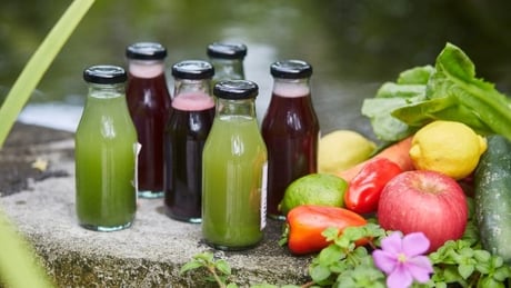 必要な栄養を体に届ける：食べる直前に畑から収穫する、生きた食事（リビングフード）。デトックスした体だからこそ適切な栄養分が生き渡ります。