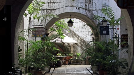 1993年に世界遺産登録されたバロック様式のサン・アグスチン教会。周辺には、スペイン統治時代の街並みが広がっています。