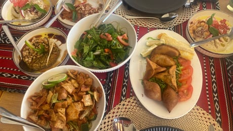 ゴマのペースト、野菜、チキンも良く食されます。