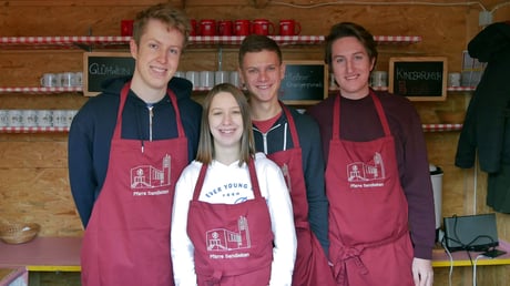 JungscharleiterInnen als Punschhütten Team am dritten Adventsonntag.