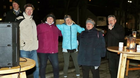 Am zweiten Adventsamstag veranstaltete die Jugend ein Weihnachtskaraoke. Gestärkt mit Punsch ließen es sich einige nicht nehmen ihr Gesangstalent zu beweisen.