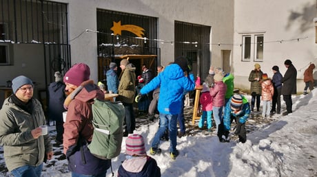 Erster Advent-Sonntag: Nach der Messe kamen auch Erstkommunion Kinder und spielten vor der Punschhütte im Schnee, bevor es mit dem Familientag um 11:00 losging. 