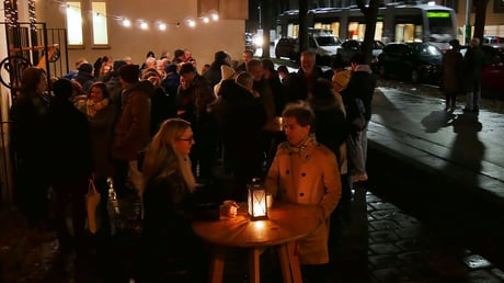 24.Dezember nach der Christmette: die Punschhütte war noch ein letztes Mal in diesem Winter geöffnet.