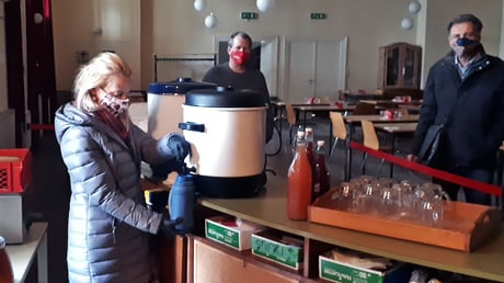 Beim Abholen am Samstag wird der kalte Punsch in das mitgebrachte Gefäß abgefüllt.