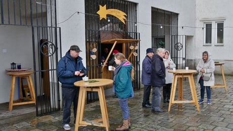 Zweiter Advent-Sonntag: Einige Messbesucher gönnten sich draußen einen Punsch, auch wenn es kalt war. Die meisten saßen lieber im warmen Saal beim Pfarrkaffee.