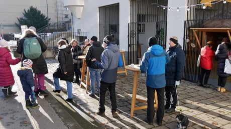 Dritter Advent-Sonntag: Da es im Saal kein Pfarrkaffee gab, war die Punschhütte nach der Messe besser besucht als sonst an Sonntag Vormittagen.