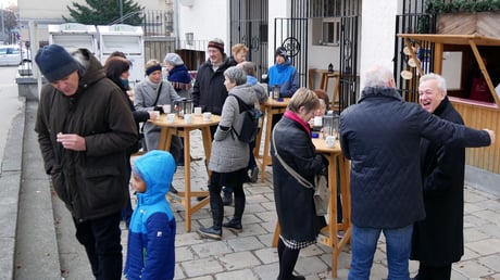 Am dritten Adventsonntag war das Wetter angenehm und mehr Leute als sonst standen nach der Messe vor der Punschhütte im Freien.