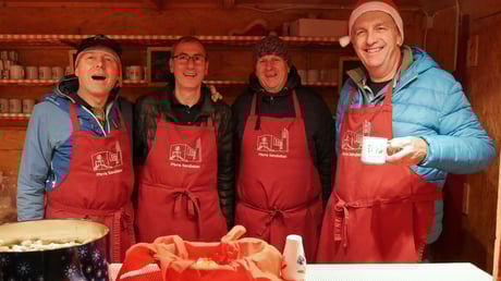 Erster Advent-Samstag: Das bewährte Punschüttenteam war wieder groß im Einsatz. Bei Schneefall und Kälte war der Sandleitner Punsch sehr gefragt.