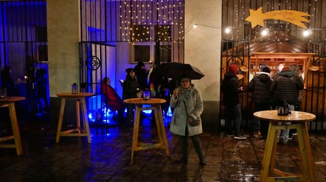 Vierter Advent-Samstag: Die Jugend-Punschhütte musste wegen Regens in den Pfarrsaal verlegt werden.