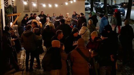 Dritter Advent-Samstag: Der Quo-Vadis Chor sang weihnachtliche Lieder und sorgte für tolle Stimmung und regen Zulauf. Sogar zufällig vorbeigehende Leute klatschten Beifall.