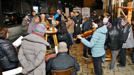 Am dritten Adventsamstag gab es, begleitet von Ziehharmonika und Violine, traditionelle Weihnachtslieder zum Mitsingen.