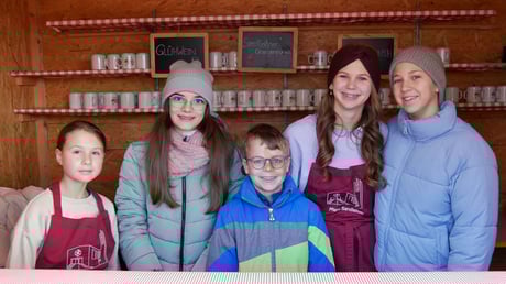 Erster Advent-Sonntag: Die Ministranten stellten das Punschhütten Team.