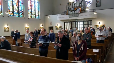 Ab 1.Juni braucht man keine Masken mehr zu tragen, auch nicht beim Betreten und Verlassen der Kirche. Das Tragen einer Maske nur auf freiwilliger Basis.