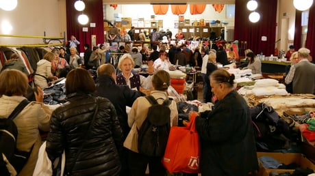 Beim Herbstflohmarkt gab es ein großes Angebot von Klei­dung, Schu­hen, Tasch­en,  Tisch- und Bett­wäsche, Sport­ge­rä­ten, Sport­ge­wand, Elek­tro­- und Haushaltsge­rä­ten.