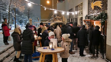 Erster Advent-Samstag: Zur Eröffnung kamen sehr viele Besucher. Als musikalisches Rahmenprogramm spielte Kathi Cerny Advent- und Weihnachtslieder für alle zum Mitsingen.