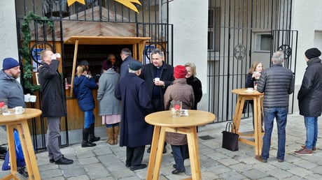 Am ersten Adventsonntag nach der Messe ließen es sich einige, trotz kalter Temperaturen, nicht nehmen den guten Punsch zu trinken, darunter auch Pfarrmoderator Thomas Natek. Die meisten saßen lieber drinnen im warmen Pfarrkaffe.