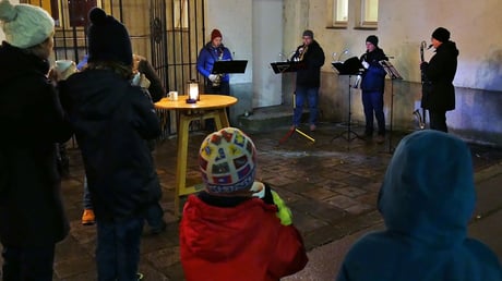Dritter Advent-Samstag: Trotz Fußball-WM Kracher Frankreich - England kamen viele zum Punsch. Für die musikalische Unterhaltung sorgte das Bläserquartett "Saint Josef Winds".